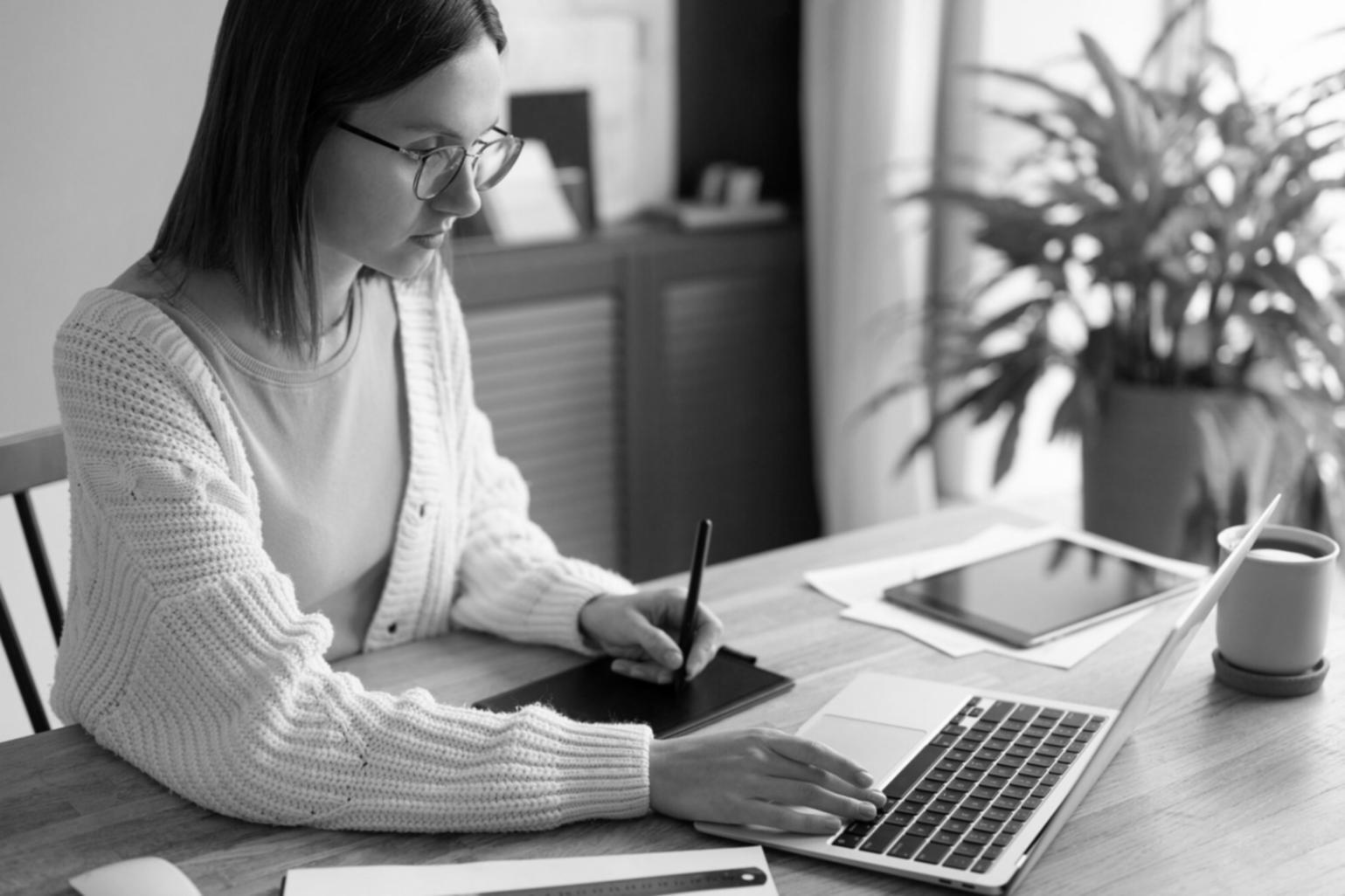 Ambiente di formazione pratica con postazioni professionali